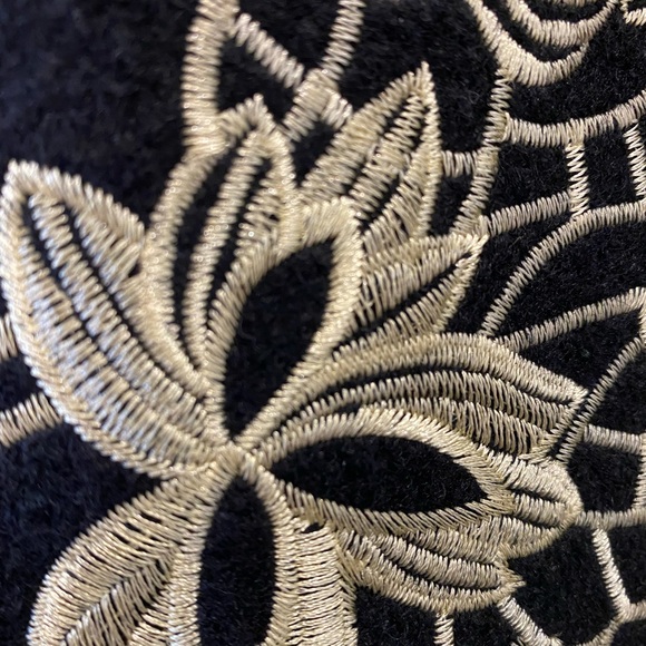 Black and gold Coat - Picture 9 of 14